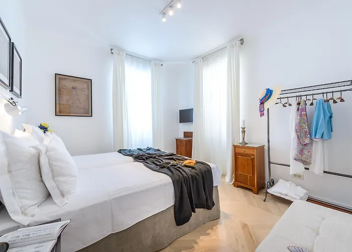 Donna Paola Βίλα *